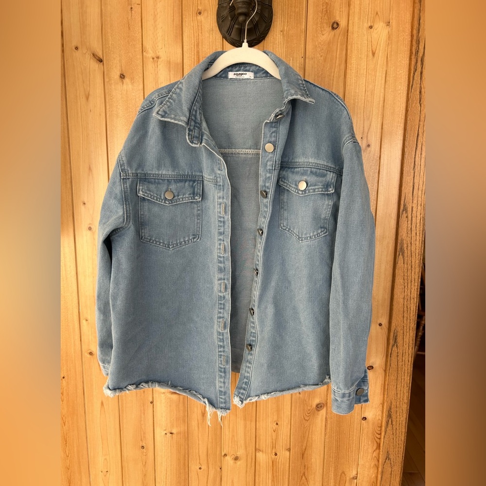 Women’s Zeagoo Light Blue Denim Shacket with Raw Edge Size Medium